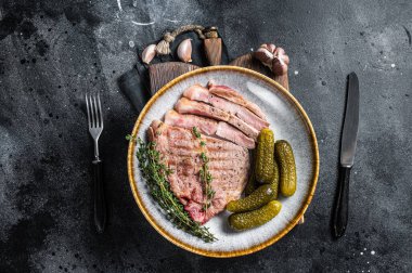 Barbekü yemeği, pirzola, pirzola. Siyah arka plan. Üst görünüm