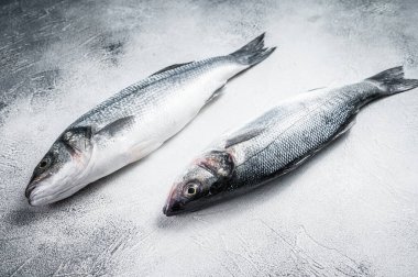 Mutfak masasında taze çiğ deniz kabuğu balığı. Beyaz arka plan. Üst görünüm