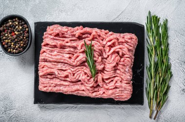 Kıymalı tavuk ya da çiğ hindi eti ve şifalı otlar. Beyaz arka plan. Üst Görünüm