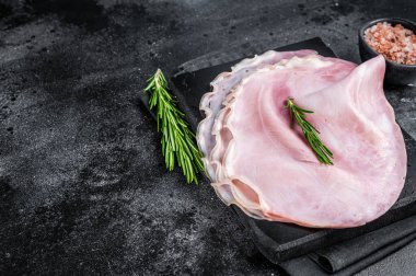 Mermer tahtada dilimlenmiş domuz jambonu. Siyah arka plan. Üst Manzara. Boşluğu kopyala