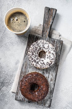 Taze çikolatalı çörekler ve kahve. Beyaz arka plan. Üst görünüm