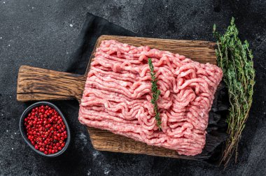 Tahtada tavuk ya da çiğ hindi eti. Siyah arka plan. Üst Görünüm