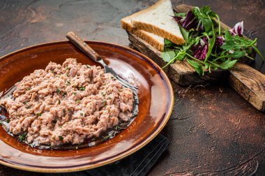 Ekmek ve salatalı ton balığı konservesi. Karanlık arka plan. en üstteki görünüm