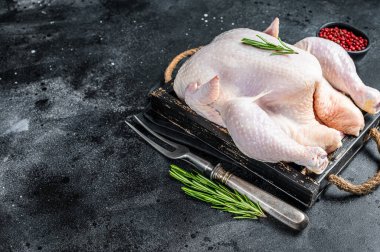 Ahşap tepside bütün bir tavuk çiftliği. Siyah arka plan. Üst Manzara. Boşluğu kopyala