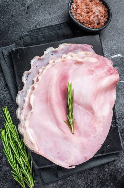Mermer tahtada dilimlenmiş domuz jambonu. Siyah arka plan. Üst görünüm