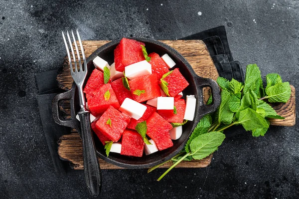 Gezonde Biologische Watermeloen Salade met feta kaas. Zwarte achtergrond. Bovenaanzicht — Stockfoto