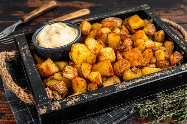 Patatas Bravas традиционные закуски испанской картошки тапас. Темный деревянный фон. Вид сверху — стоковое фото