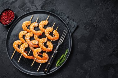 Baharatlı karides ve baharatlı karides ızgara. Siyah arka plan. Üst Manzara. Boşluğu kopyala