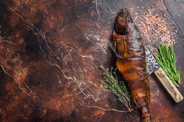 Sıcak füme balık Walleye ya da tahta bir tahtaya otlarla tünemiş turna balığı. Karanlık arka plan. Üst Manzara. Boşluğu kopyala