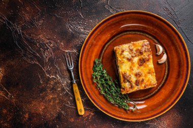 İtalyan lazanyası, domates sosu ve kıymalı kıyma. Karanlık arka plan. Üst Manzara. Boşluğu kopyala