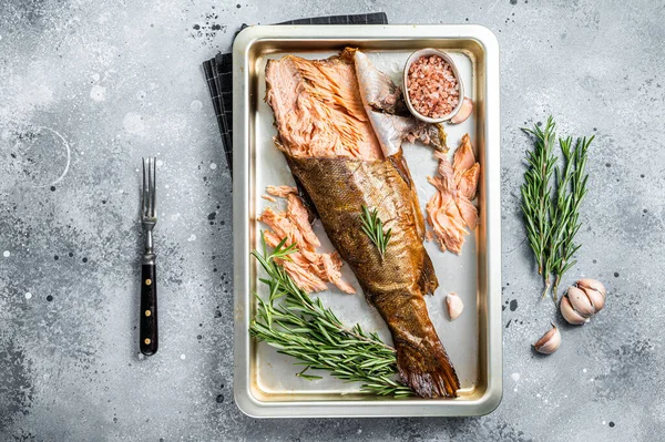 Varmrökt lax, öringfisk med örter. Grå bakgrund. Ovanifrån — Stockfoto