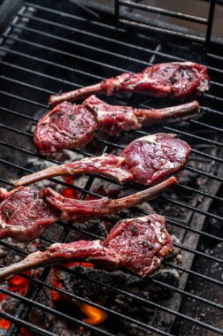 Izgarada çiğ kuzu pirzola, ateşte barbekü. Üst görünüm