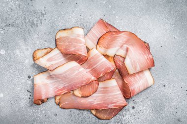 Mutfak masasında Black Forest Jambonu dilimleri. Gri arka plan. Üst görünüm