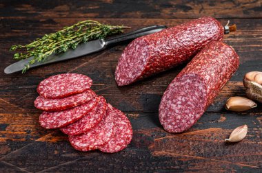 Mutfak masasında dilimlenmiş sosis. Ahşap arka plan. Üst görünüm