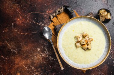 Pırasalı Vichyssoise çorbası ve kızarmış ekmek. Karanlık arka plan. Üst Manzara. Boşluğu kopyala