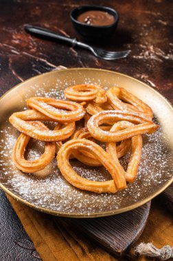 Baharatlı çikolatalı İspanyol tatlısı. Karanlık arka plan. Üst görünüm