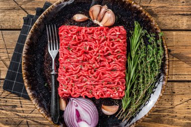 Çiğ kıyma, kıyma ve kuzu eti. Ahşap arka plan. Üst görünüm