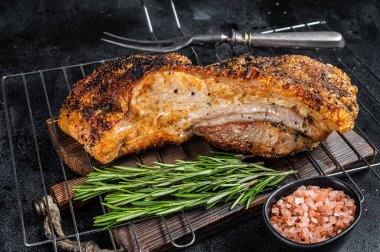 Izgarada ızgara domuz eti ve biberiye. Siyah arka plan. Üst görünüm