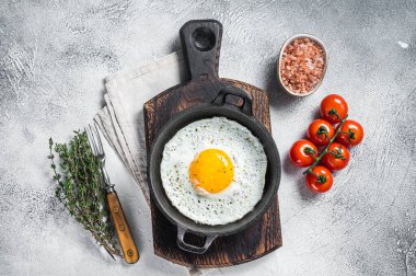 Tuzlu ve baharatlı yumurta tavada domates, kekik ve pastırma. Beyaz arka plan. Üst görünüm