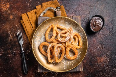 Baharatlı çikolatalı İspanyol tatlısı. Karanlık arka plan. Üst görünüm