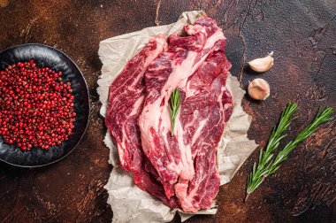 Kokainsiz mermer siyah angus bifteği mutfak masasında, sığır eti rulosu biftek. Karanlık arka plan. Üst görünüm