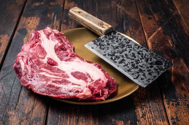 Kasap masasında çiğ mermer biftek, pişmemiş sığır eti, gözleme biftek. Ahşap arka plan. Üst görünüm