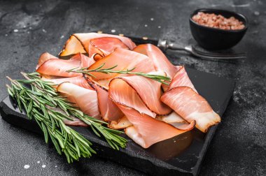 Domuz Black Forest Jambon Dilimleri mermer tahtada. Siyah arka plan. Üst görünüm
