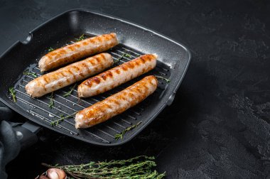 Alman usulü ızgara sosisli ızgara sosis. Siyah arka plan. Üst Manzara. Boşluğu kopyala