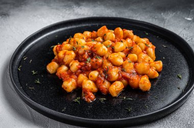 Domates soslu Gnocchi patates makarnası. Beyaz arka plan. Üst Manzara. Boşluğu kopyala
