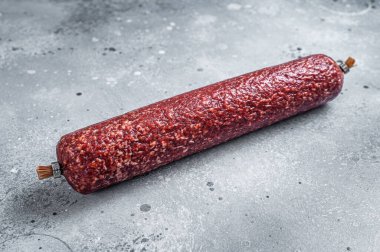 Kuru salam sosisi. Gri arka plan. Üst görünüm