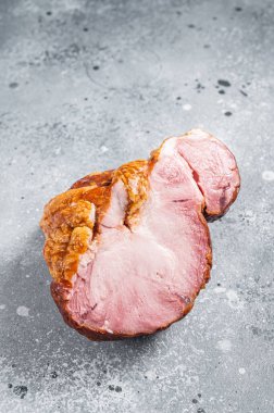 Tütsülenmiş tavla, domuz eti. Gri arka plan. Üst görünüm