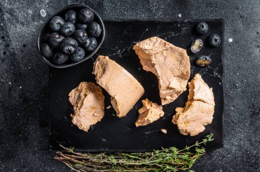 Foie gras ördek ciğeri ezmesi ve taze yabanmersini. Siyah arka plan. Üst görünüm
