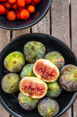 Sağlıklı organik yeşil incirler. Üst Manzara. Ahşap arkaplan