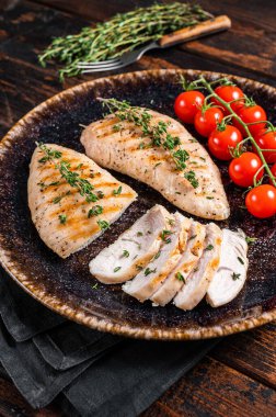 Protein yemeği - domatesli ızgara hindi göğsü bifteği. Ahşap arka plan. Üst görünüm