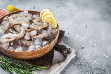 Pişmemiş çiğ kaplan soyulmuş beyaz karides. Gri arka plan. Üst Manzara. Boşluğu kopyala