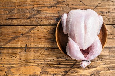 Çiğ tavuk, ahşap tabakta kümes hayvanları. Ahşap arka plan. Üst Manzara. Boşluğu kopyala