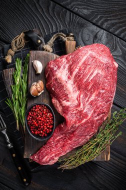 Tri-Tip siyah angus bifteği ve çiğ et. Kara tahta arka plan. Üst görünüm