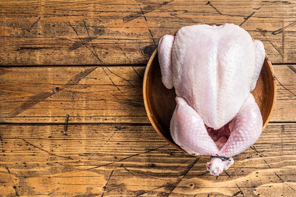 Çiğ tavuk, ahşap tabakta kümes hayvanları. Ahşap arka plan. Üst Manzara. Boşluğu kopyala
