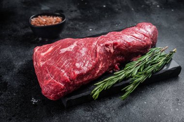 Mermer tahtada çiğ Amerikan Tri-Tip bifteği. Siyah arka plan. Üst görünüm