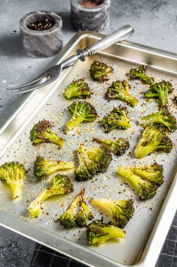 Fırın tepsisinde sarımsaklı brokolili lahana. Gri arka plan. Üst görünüm