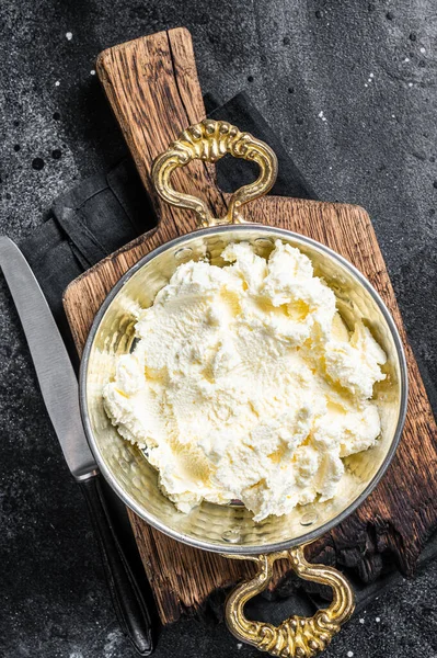 Kaymak Nata coagulada, creme de manteiga em uma panela rústica. Fundo preto. Vista superior — Fotografia de Stock