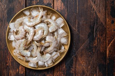 Taze çiğ kaplan beyaz karides soyulmuş ve kuyruğu buzda. Ahşap arka plan. Üst Manzara. Boşluğu kopyala