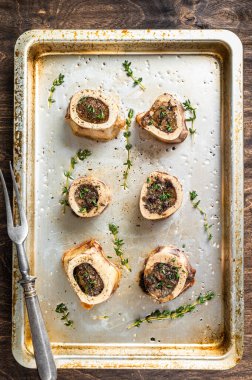 Pişirme kabında kavrulmuş kemik iliği. Ahşap arka plan. Üst görünüm