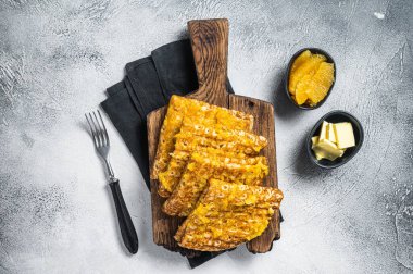 Portakal soslu ince krep, Fransız krep Suzette. Beyaz arka plan. Üst görünüm