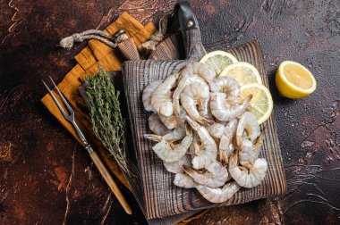 Çiğ kaplan beyaz karides ve otlar. Karanlık arka plan. Üst görünüm