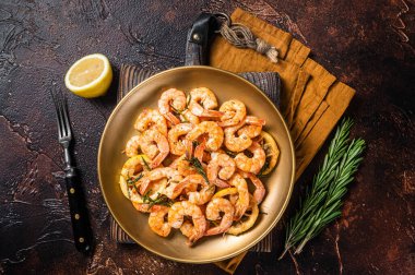 Baharatlı sarımsaklı karides, limonlu ve biberiyeli karides. Karanlık arka plan. Üst görünüm