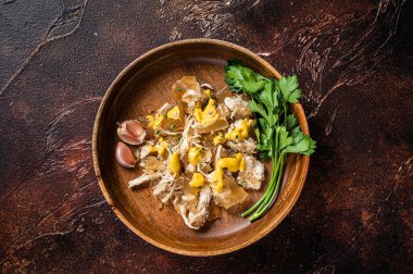 Tabakta hardallı tavuk eti. Karanlık arka plan. Üst görünüm