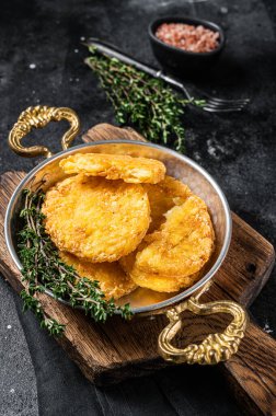 Kızarmış haşlanmış patates, tavada haşlanmış patates. Siyah arka plan. Üst görünüm