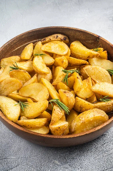 Жареный картофель клинья с розмарином, органические вегетарианские картофельные клинья еды. Белый фон. Вид сверху — стоковое фото