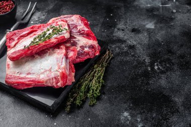 Dana eti, pirzola, mermer panoda çiğ pirzola. Siyah arka plan. Üst Manzara. Boşluğu kopyala